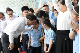 Vicepremier de Vietnam obsequia a niños discapacitados en Khanh Hoa