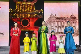 Colores brillantes iluminan noche inaugural del Festival Ao Dai de Turismo de Hanoi