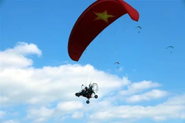 Contemplan belleza de la Bahía de Ha Long con parapente