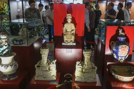 Exhiben centenares de objetos cerámicos antiguos 