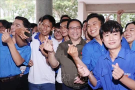 Premier de Vietnam aclara dudas de votantes jóvenes en Can Tho