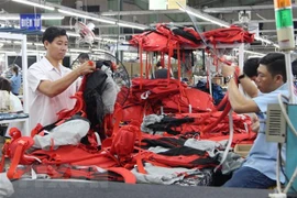 Prestan asistencia a empleados despedidos en Vietnam