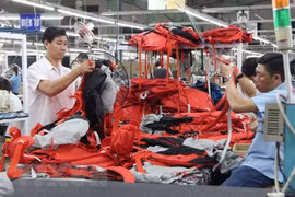 Prestan asistencia a empleados despedidos en Vietnam