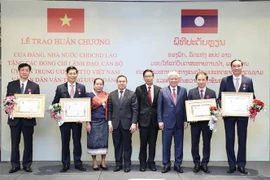 Funcionarios vietnamitas condecorados con distinciones de Laos