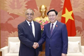 Presidente parlamentario vietnamita recibe a ministro argelino 