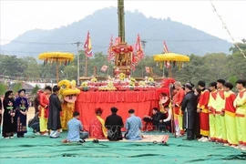 Etnia minoritaria Tay de Vietnam celebra su festejo tradicional Long Tong