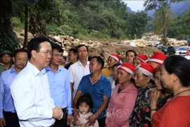 Presidente visita a familias afectadas por inundaciones repentinas en la provincia de Lao Cai