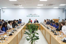 Viceprimer ministro ruso visita Universidad Nacional de Hanoi 
