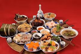 Bandejas de comida tradicional de Hanoi para las vacaciones del Tet