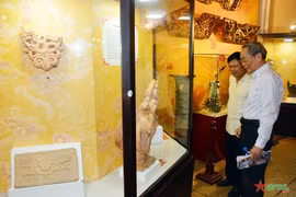 Exhiben en Ciudad Ho Chi Minh antigüedades con imagen de dragón