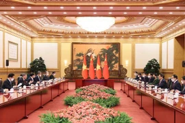 Premieres de Vietnam y China debaten orientaciones para futuras relaciones binacionales