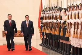 Primer ministro de China preside acto de bienvenida a su homólogo vietnamita