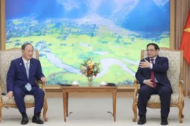 Premier vietnamita recibe al exprimer ministro japonés Suga Yoshihide