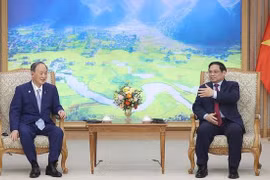 Premier vietnamita recibe al exprimer ministro japonés Suga Yoshihide