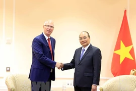 Presidente de Vietnam debate con empresarios rusos medidas a favor de inversión ​