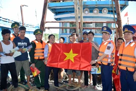 Extienden programa “Policía marítima acompaña a pescadores” en la isla vietnamita de Bach Long Vi