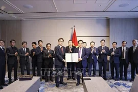 El presidente de la Asamblea Nacional, Tran Thanh Man, presencia el intercambio de un memorando de entendimiento para la cooperación en formación educativa entre la Universidad de Hiroshima (HU) y el grupo Sovico. (Foto: VNA)