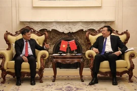 El vicecanciller permanente de Vietnam, Nguyen Minh Vu (izquierda), y el presidente de la CIDCA, Luo Zhaohui (Foto: VNA)