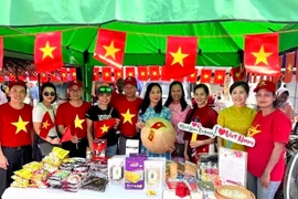 Representantes de la Embajada y la comunidad de vietnamitas residentes en Sri Lanka presentan productos típicos del país en el festival (Foto: VNA)