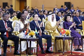 El presidente de la Asamblea Nacional, Tran Thanh Man (tercero desde la izquierda), encabeza una delegación vietnamita al participar en la 11ª sesión plenaria del IPTP. (Foto: VNA)