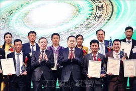 El presidente de la Asamblea Nacional de Vietnam, Tran Thanh Man, y los delegados (Foto: VNA)