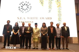 El escritor Nguyen Binh Phuong (tercero desde la derecha) y los autores ganadores del Premio de Escritura del Sudeste Asiático 2022 (Foto: VNA)