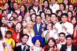 El primer ministro de Vietnam, Pham Minh Chinh, se reúne con la comunidad de coterráneos residentes en la provincia china de Yunnan (Foto: VNA)