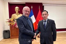 El secretario del Comité Central del PCV y jefe de su Comisión de Relaciones Exteriores, Le Hoai Trung (derecha), se reúne con el secretario nacional de relaciones internacionales del PS, Dylan Boutiflat. (Foto: VNA)