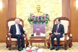 El viceprimer ministro Tran Luu Quang (derecha) conversa con el fundador y presidente ejecutivo del FEM, Klaus Schwab (Foto: VNA)