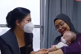 Ngo Phuong Ly, esposa del secretario general del Partido Comunista de Vietnam, To Lam, y un paciente infantil del Instituto Nacional del Cardiología de Malasia (Foto: VNA)
