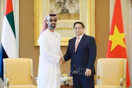 El primer ministro de Vietnam, Pham Minh Chinh, recibe al asesor de seguridad nacional de EAU y vicegobernador general de Abu Dabi, Tahnoun bin Zayed Al Nahyan (Foto: VNA)
