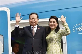 El presidente de la Asamblea Nacional de Vietnam, Tran Thanh Man, y su esposa, Nguyen Thi Thanh Nga (Foto: VNA)