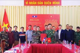 Ambas partes firman un memorando de entendimiento después de las conversaciones (Foto: VNA)