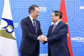 El primer ministro de Vietnam, Pham Minh Chinh (derecha), recibe al presidente del Consejo de la Comisión Económica Euroasiática, Bakytzhan Sagintayev. (Foto: VNA)