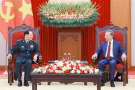 El secretario general del Partido Comunista de Vietnam, To Lam (derecha), recibe al coronel general Zhang Youxia, vicepresidente de la Comisión Militar Central de China. (Foto: VNA)