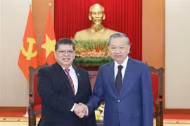 El secretario general del Partido Comunista de Vietnam, To Lam (derecha), recibe al presidente de la Cámara de Representantes de Malasia, Tan Sri Dato' Johari bin Abdul. (Foto: VNA)