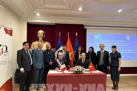 En la firma del memorando de entendimiento entre Dak Lak y la ciudad de Nevers, del departamento francés de Nièvre. (Foto: VNA)