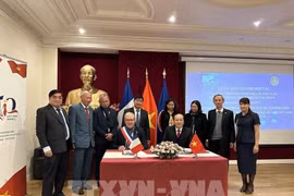 En la firma del memorando de entendimiento entre Dak Lak y la ciudad de Nevers, del departamento francés de Nièvre. (Foto: VNA)