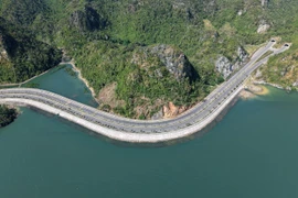 Recorren mar y montañas con ruta entre bahías de Ha Long y Bai Tu Long