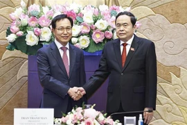 El presidente de la Asamblea Nacional de Vietnam, Tran Thanh Man (derecha), recibe a Choi Joo Ho, director general del complejo Samsung Vietnam. (Foto: VNA)