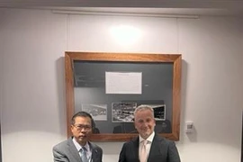 El embajador de Vietnam en Canberra, Pham Hung Tam (izquierda), se reúne con el subsecretario del Departamento de Defensa de Australia Hugh Jeffrey (Foto: VNA)