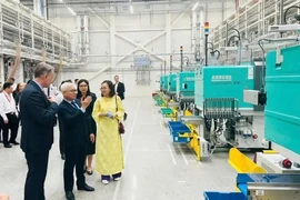 El secretario del Comité del Partido de Binh Duong, Nguyen Van Loi, visita la fábrica de Lego (Foto: VNA)