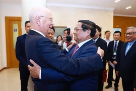 El primer ministro Pham Minh Chinh y el fundador y presidente ejecutivo del Foro Económico Mundial (FEM), Klaus Schwab (Fuente: VNA)