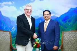 El primer ministro de Vietnam, Pham Minh Chinh, (derecha) recibe a Borje Ekholm, presidente y director ejecutivo de Ericsson. (Foto: VNA)