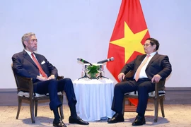 El primer ministro de Vietnam, Pham Minh Chinh (derecha), dialoga con el secretario general del MIU, Miguel Mejía. (Foto: VNA)