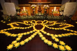 Efectúan en pagodas en Vietnam réquiem en homenaje a fallecidos por el COVID-19