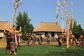 (Televisión) Transmiten valores culturales vietnamitas en la Aldea de Nacionalidades en Dong Mo 