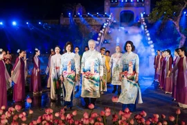 Embajadores de diversos países participan en presentación de traje tradicional de Vietnam