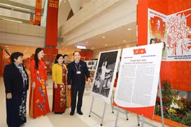 Exposición fotográfica en saludo al XIII Congreso Nacional del PCV capta atención de delegados