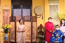 Presentan modelo antiguo de Ao Dai a los embajadores vietnamitas 